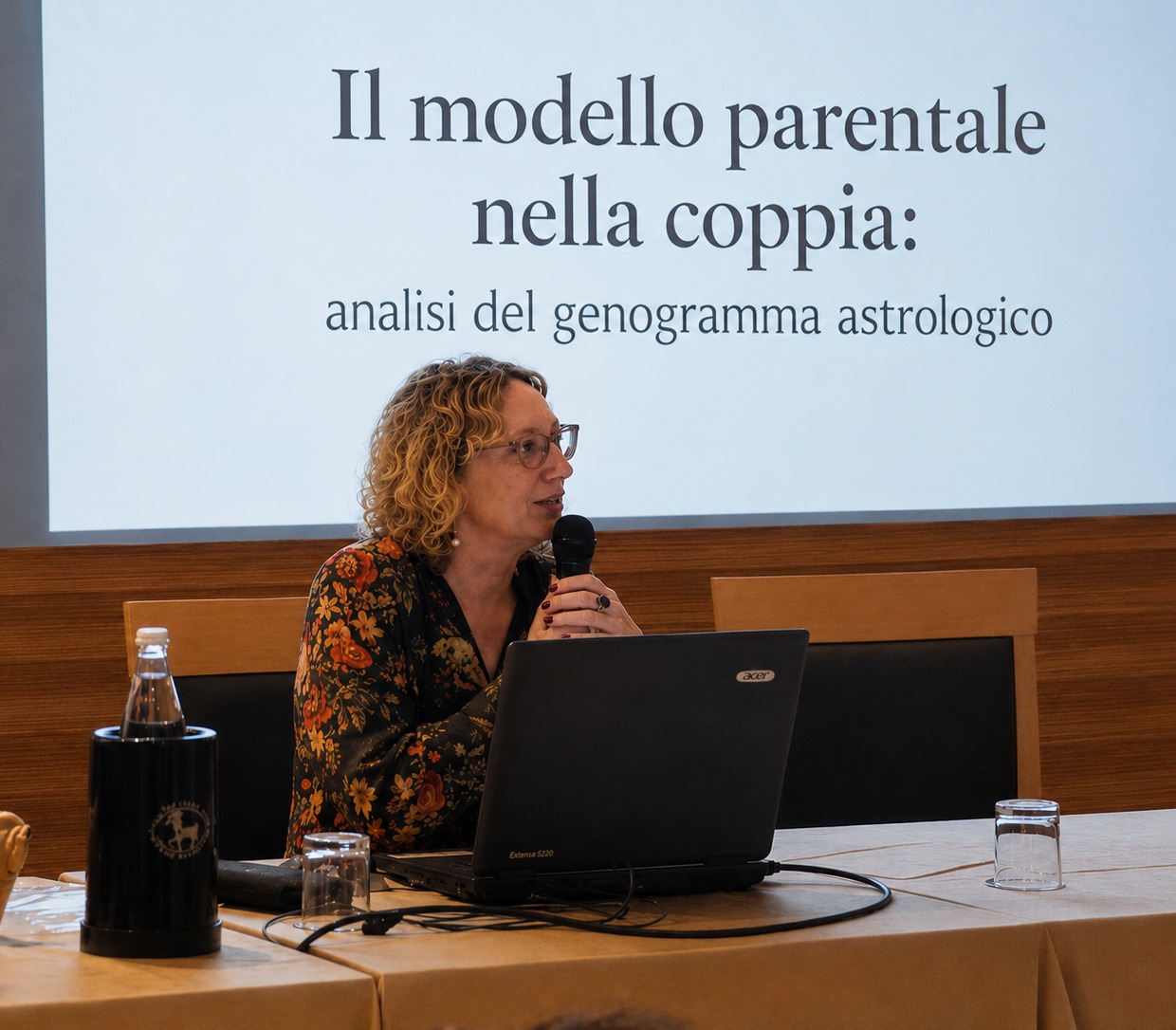 Lucia AstroCostellazioni durante un incontro di astrologia e astrogenealogia